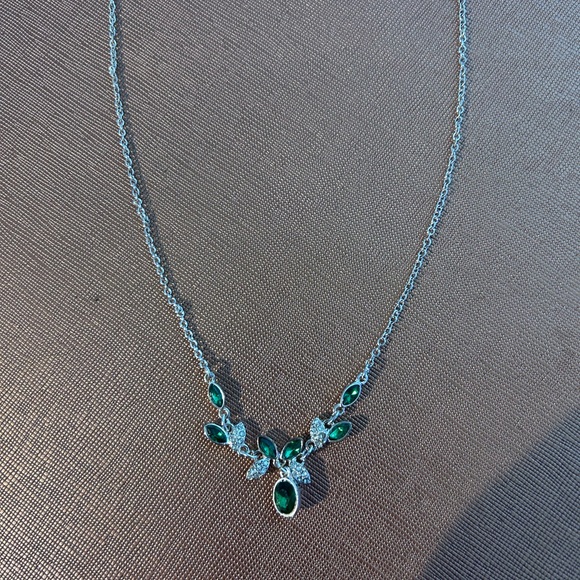 Jewelry - Elegant Green and Silver Necklace